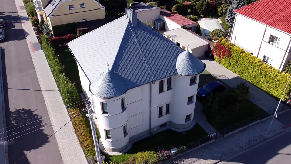 Vila s věžičkami z výšky
